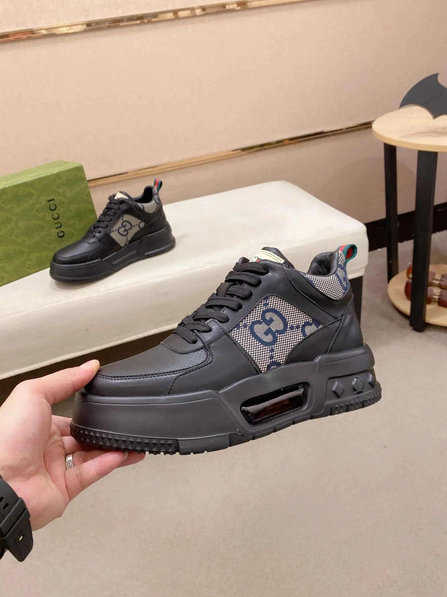 Factory price: 442💰 (GUCCI) The latest model from the official website🎁🎁Casual and fashionable men's shoes👟, hot style💥The style is simple and elegant, exclusive for trendy men. Unique official website's latest brand elements👑original Gucci decoration, fashionable and generous, the fabric is original cowhide ✅sheepskin lining, the official website specifies wear-resistant casual outsole, the classic model is taken in kind at the counter🎬38-44 (can be customized for 45 non-refundable)